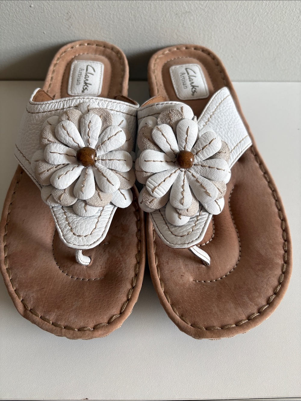 Clarks Artisan 9.5 White Leather Floral Thong Sandals Boho Comfort